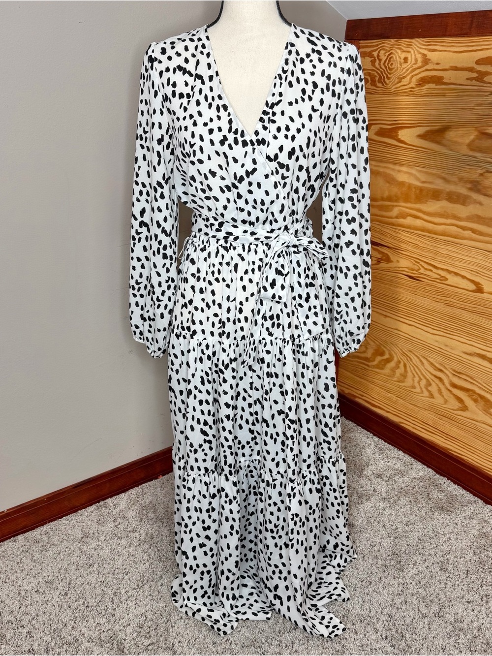 Petal & Pup Hyde Cheetah Tie Waist V-Neck Long Sleeve Maxi Dress 6 White Black - Picture 2 of 11